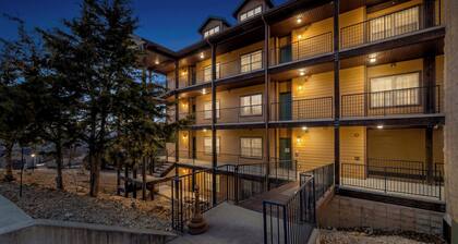 Clean and cute family friendly 2 bedroom condo right next to Silver Dollar City.