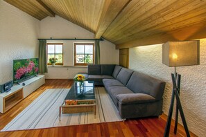 Smart-TV, Tischfußball, Stereoanlage