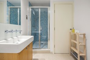 Hair dryer, towels, soap, toilet paper - The Bond Nest (London)