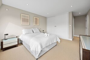 2 bedrooms, iron/ironing board, WiFi, bed sheets - The Bond Nest (London)