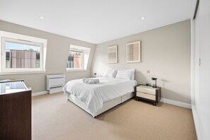 2 bedrooms, iron/ironing board, WiFi, bed sheets - The Bond Nest (London)
