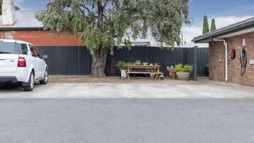 المنطقة المحيطة بالمنشأة