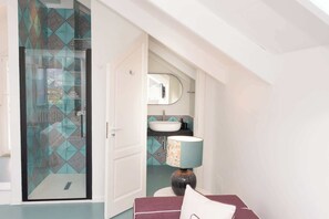 Shower, hair dryer, towels, shampoo - Borgo Mezzo Monte. Panoramic Sea View,Jacuzzi and Concierge by Feeling Italy (Sorrento)