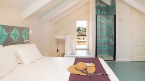 A bedroom with a bed, a hat, and a view of a balcony. - Borgo Mezzo Monte. Panoramic Sea View,Jacuzzi and Concierge by Feeling Italy (Sorrento)