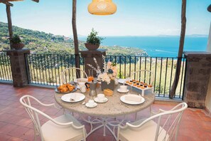 Outdoor dining - Borgo Mezzo Monte. Panoramic Sea View,Jacuzzi and Concierge by Feeling Italy (Sorrento)