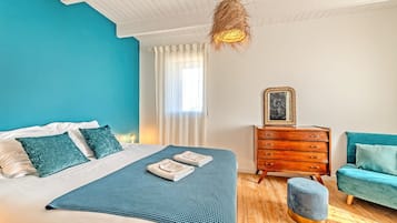 5 bedrooms, iron/ironing board, WiFi, bed sheets