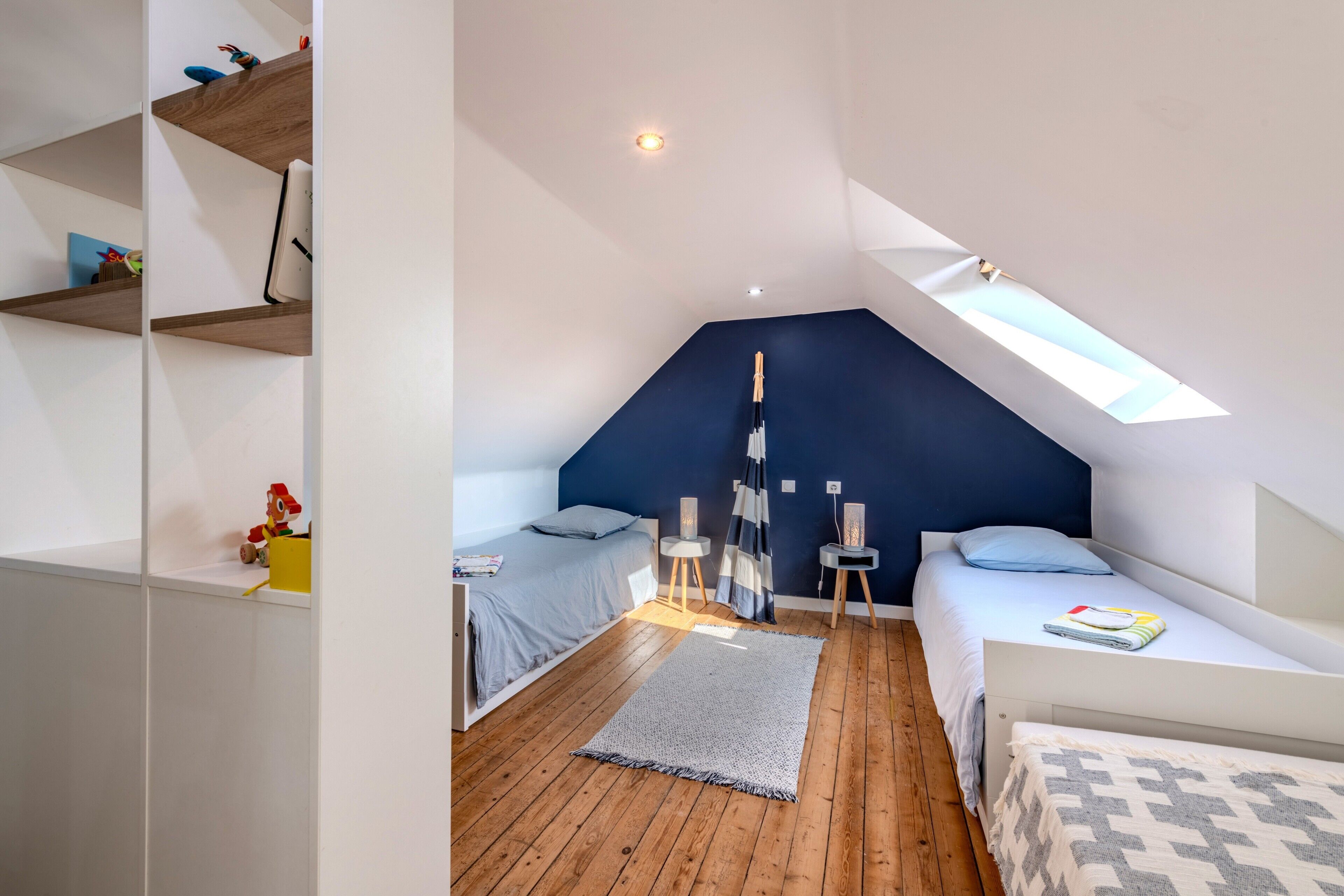 5 bedrooms, iron/ironing board, WiFi, bed sheets