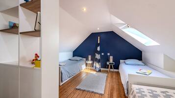 5 bedrooms, iron/ironing board, WiFi, bed sheets