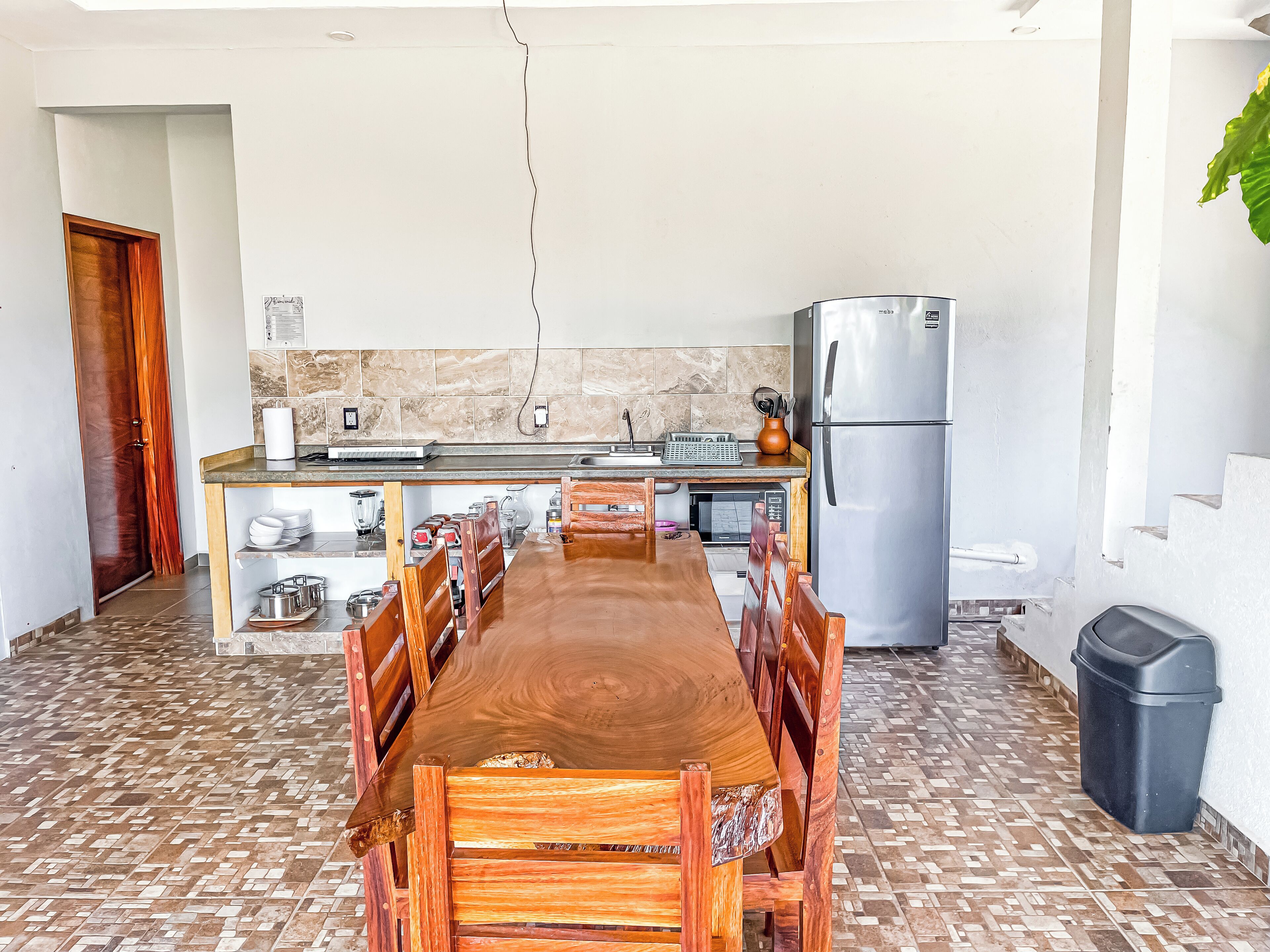 Refrigerador, microondas, placa de cocina, cafetera/tetera