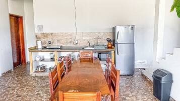 Refrigerador, microondas, placa de cocina, cafetera/tetera