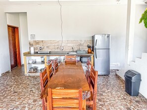 Refrigerador, microondas, parrilla de estufa y cafetera y tetera 