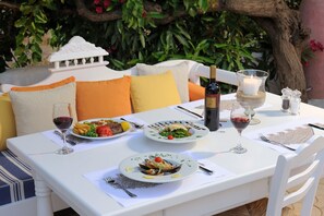Outdoor dining - Drossia Hotel (Hersonissos)