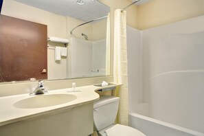 Bathroom - Microtel Inn & Suites by Wyndham Union City/atlanta Airport (Union City)