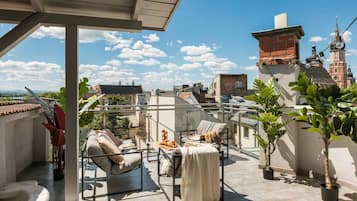 Superior Penthouse, 2 Bedrooms, Air conditioning, City View | Interior