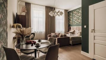Deluxe Studio, 1 King Bed with Sofa bed, City View | Living room
