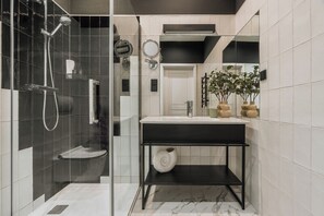 Studio Confort, 1 grand lit et 1 canapé-lit, vue ville | Salle de bain | Baignoire et douche séparées, articles de toilette gratuits
