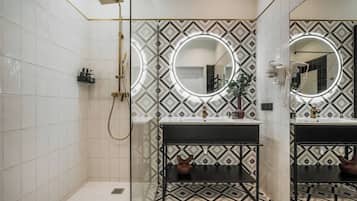 Estudio Confort, balcón, vista a la ciudad | Baño | Tina y regadera independientes y amenidades de baño gratuitas