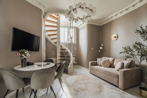 スーペリア ペントハウス 2 ベッドルーム 冷房 シティビュー | リビング エリア