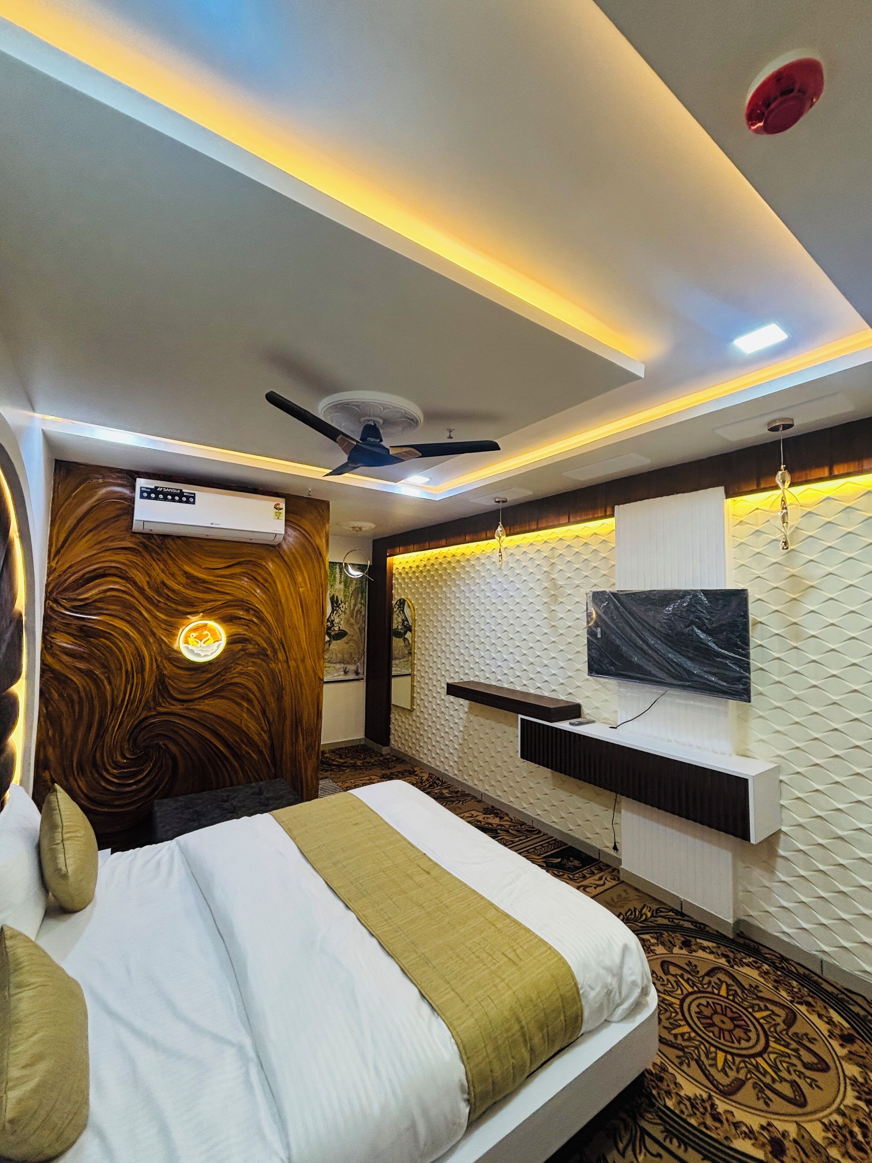 Habitación Deluxe doble, vistas a la ciudad | Escritorio y espacio para trabajar con un portátil