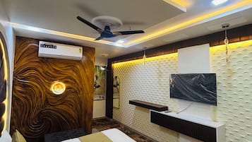 Habitación Deluxe doble, vistas a la ciudad | Escritorio y espacio para trabajar con un portátil