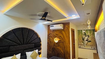 Deluxe Double Room, City View | Meja, ruang kerja komputer riba, seterika/papan seterika, Wi-fi percuma