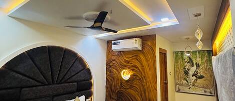 Desk, laptop workspace, iron/ironing board, free WiFi