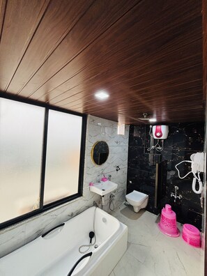 Đồ dùng nhà tắm miễn phí, dép đi trong nhà, khăn tắm, xà phòng 