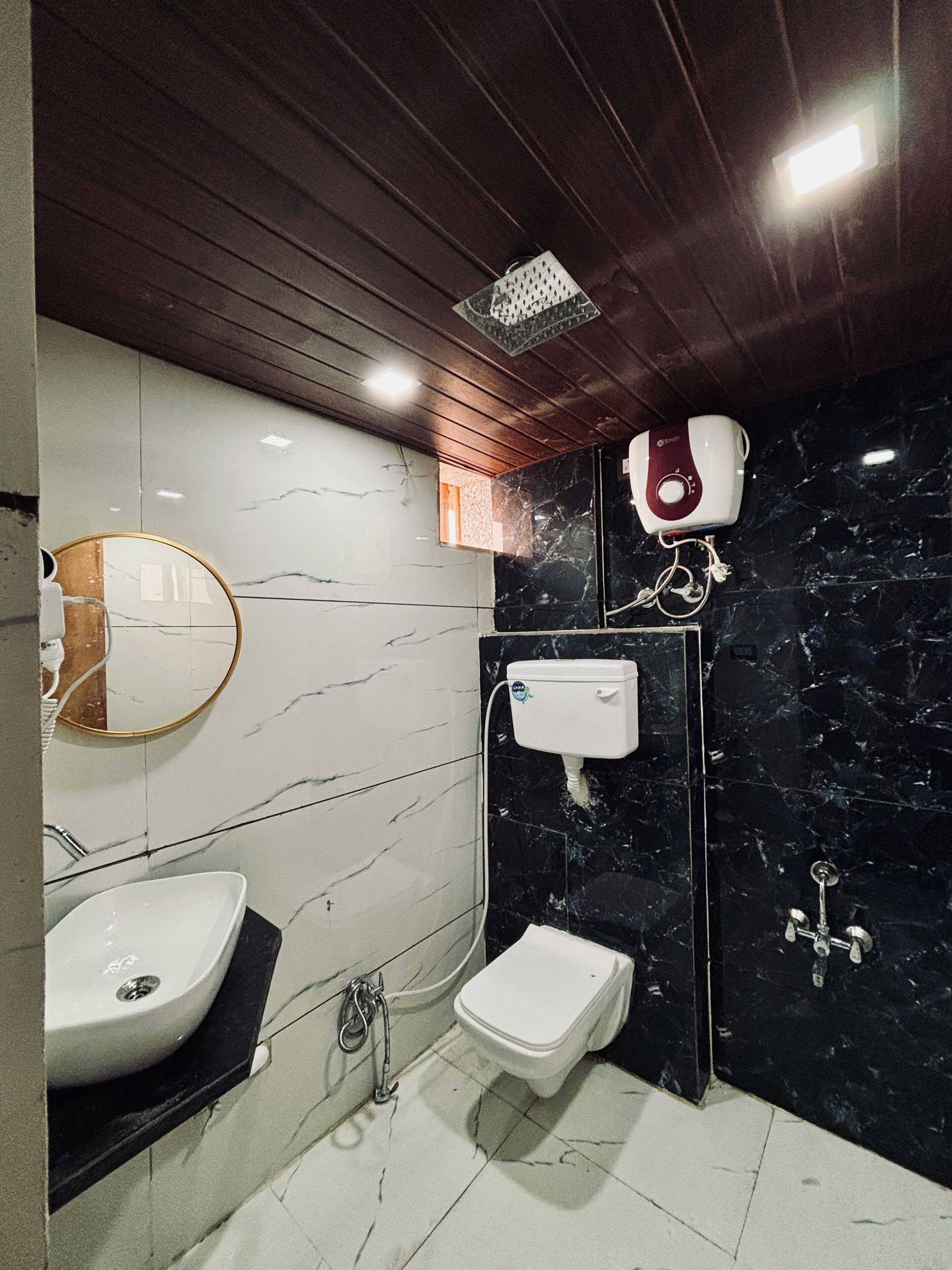 Deluxe Double Room, City View | Bilik Mandi | Kelengkapan dandanan diri percuma, selipar, tuala disediakan, sabun 