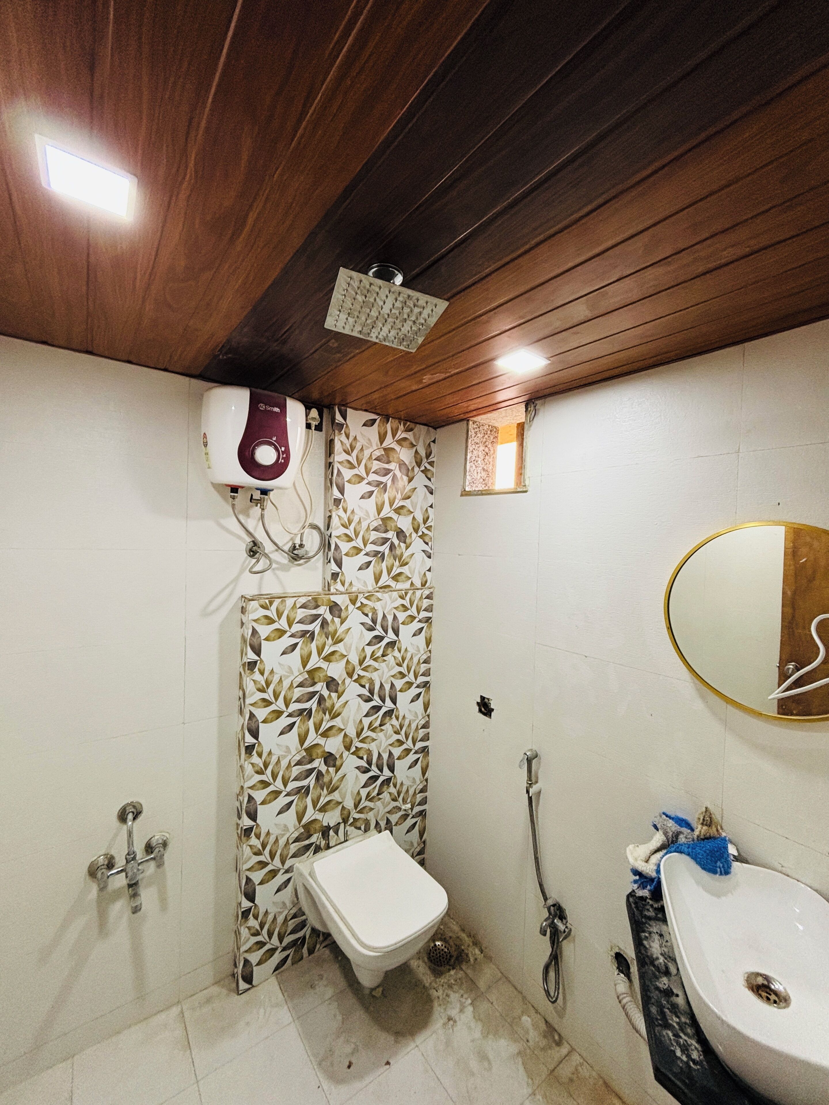 Habitación Deluxe doble, vistas a la ciudad | Baño | Artículos de higiene personal gratuitos, zapatillas, toallas y jabón