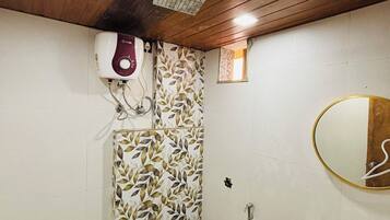 Habitación Deluxe doble, vistas a la ciudad | Baño | Artículos de higiene personal gratuitos, zapatillas, toallas y jabón