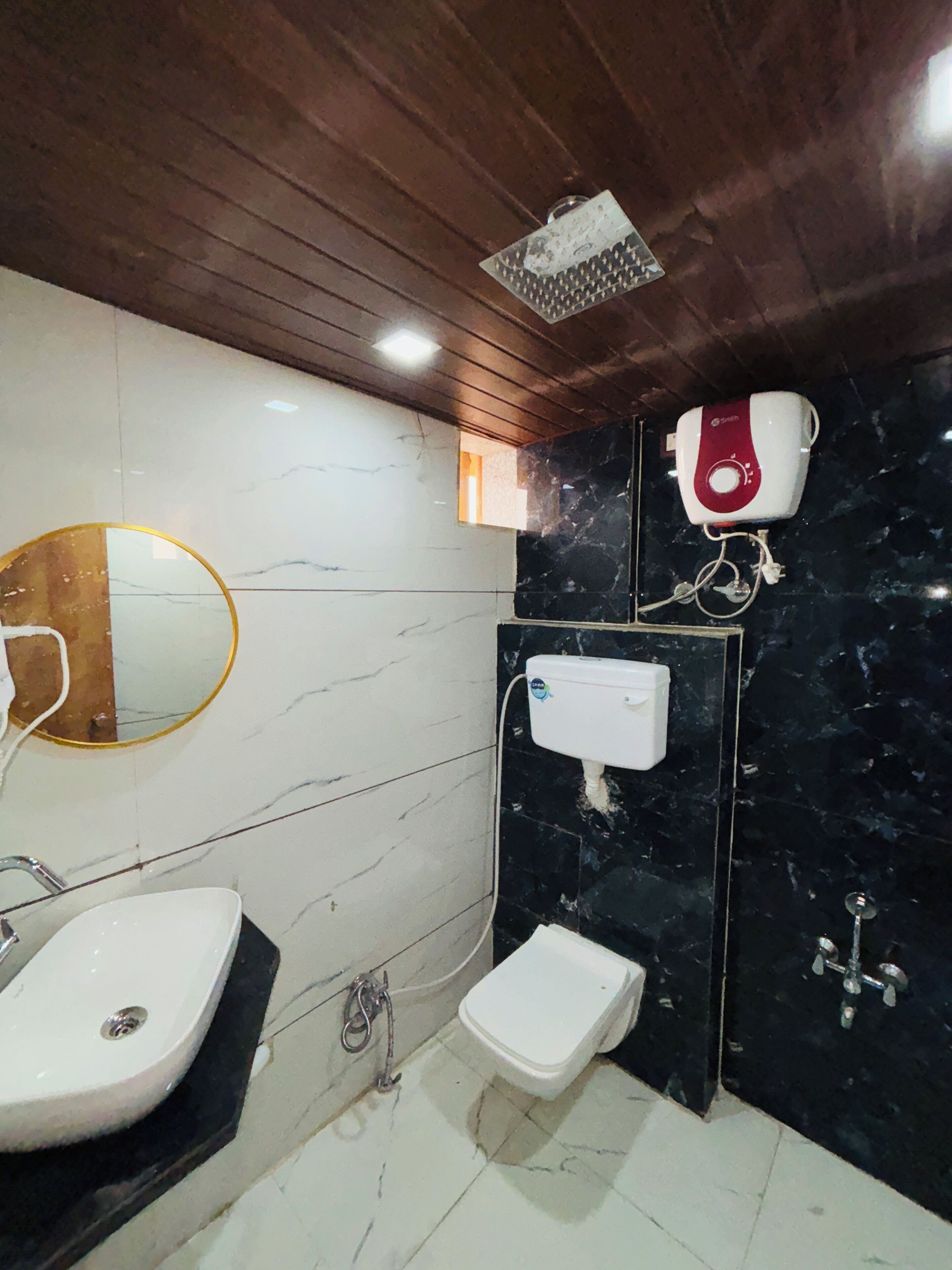 Phòng đôi Deluxe, quang cảnh thành phố | Phòng tắm | Đồ dùng nhà tắm miễn phí, dép đi trong nhà, khăn tắm, xà phòng 