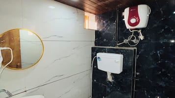 Phòng đôi Deluxe, quang cảnh thành phố | Phòng tắm | Đồ dùng nhà tắm miễn phí, dép đi trong nhà, khăn tắm, xà phòng