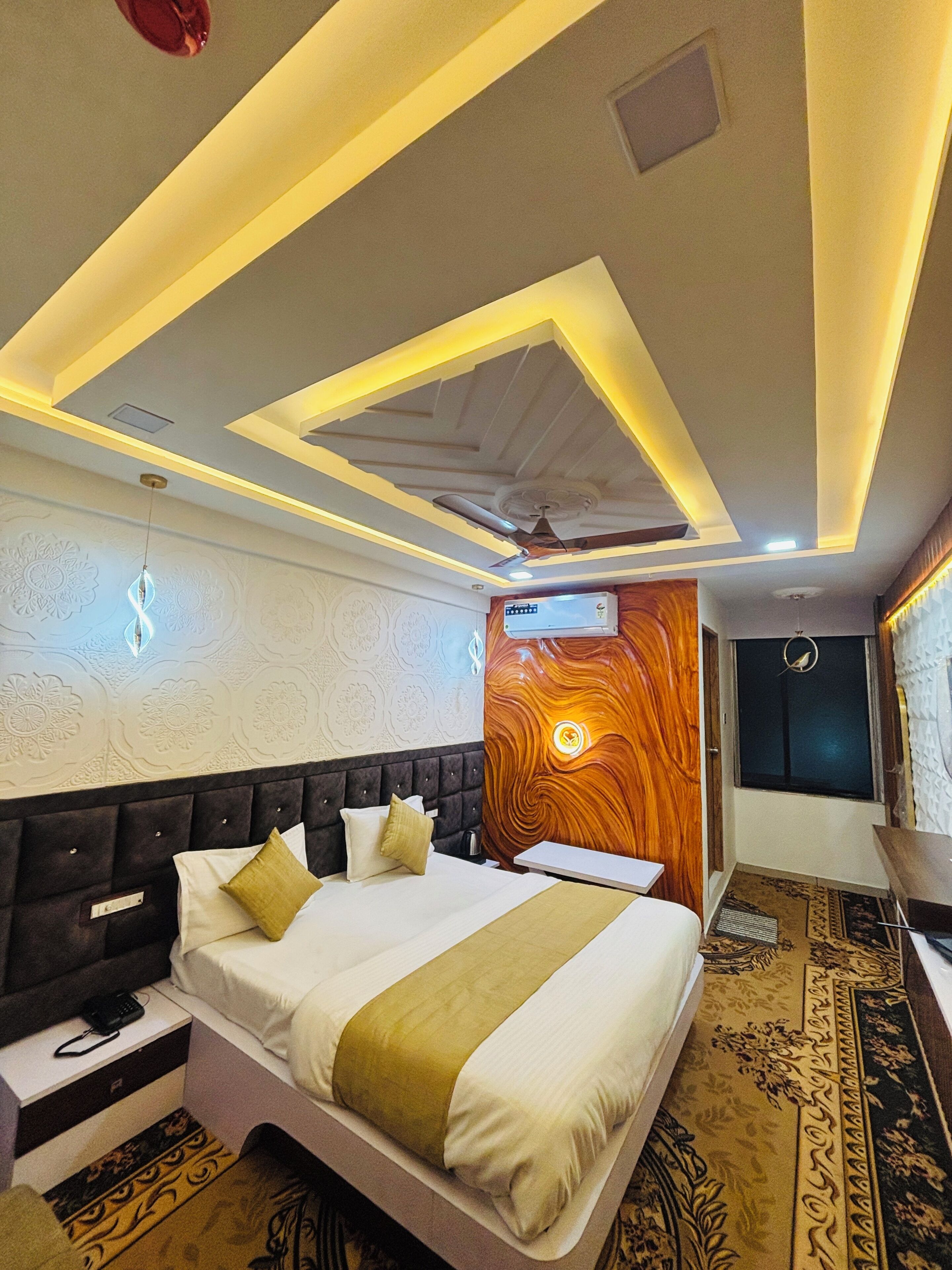 Desk, laptop workspace, iron/ironing board, free WiFi