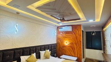 Desk, laptop workspace, iron/ironing board, free WiFi