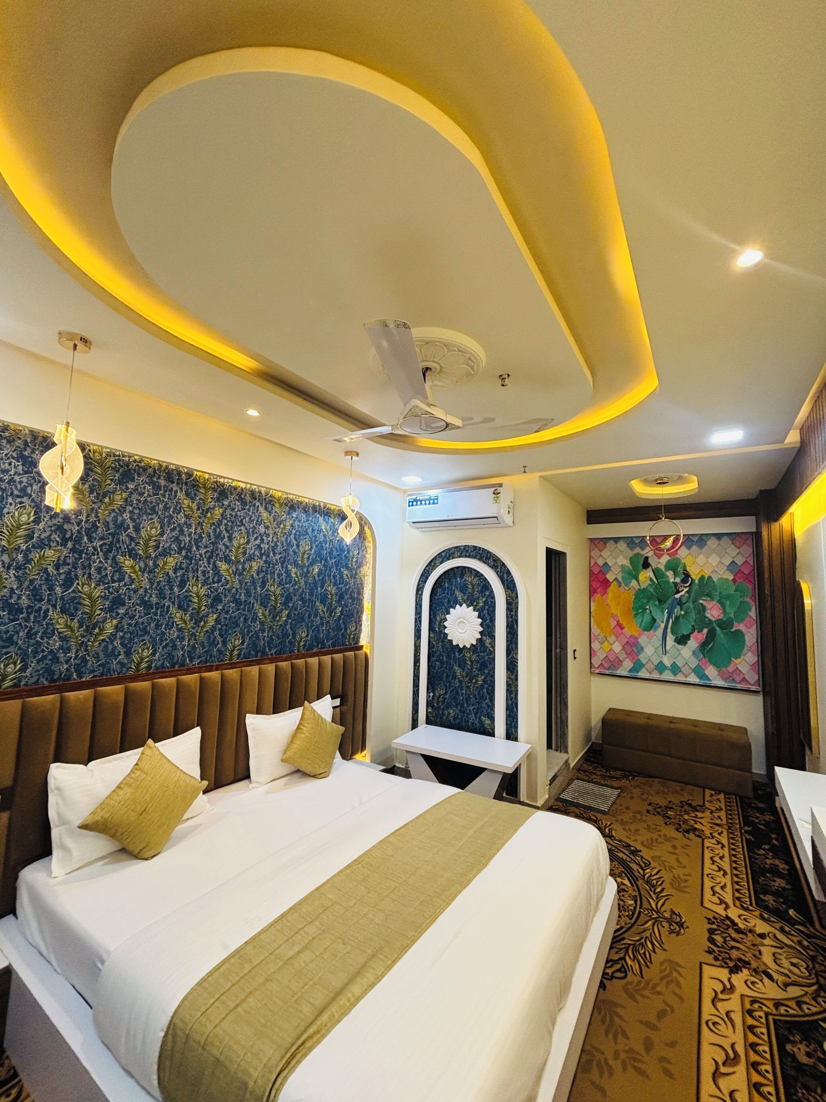 Desk, laptop workspace, iron/ironing board, free WiFi