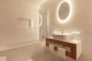 Shower, hair dryer, bidet, towels - Correeira Luxury Residence E (Albufeira)