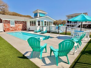 A heated pool - Stay at The Lazy Sea Pony in Oak Island: 5BR, ocean view, private heated pool, sleeps 12. (Oak Island)