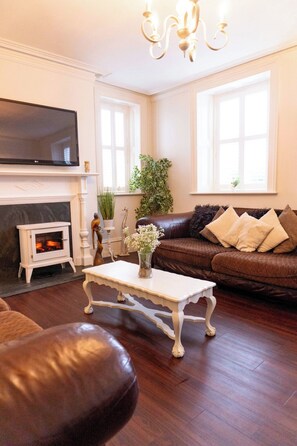 Smart TV - Big Pink House – Unique Group Getaway with Hot Tub, Games Room & Sleeps 22 (Wigton)