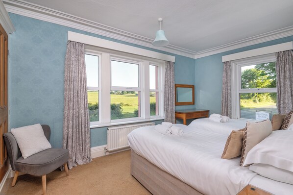 9 bedrooms, WiFi, bed sheets, wheelchair access - Big Pink House – Unique Group Getaway with Hot Tub, Games Room & Sleeps 22 (Wigton)