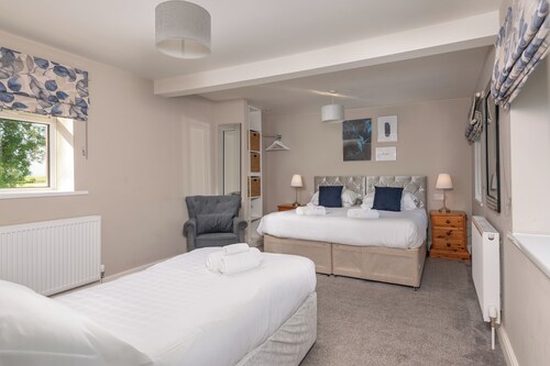 Big Pink House – Unique Group Getaway with Hot Tub, Games Room & Sleeps 22