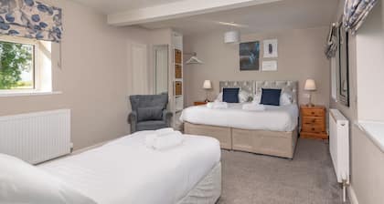 Big Pink House – Unique Group Getaway with Hot Tub, Games Room & Sleeps 22