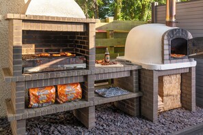Property grounds - Big Pink House – Unique Group Getaway with Hot Tub, Games Room & Sleeps 22 (Wigton)