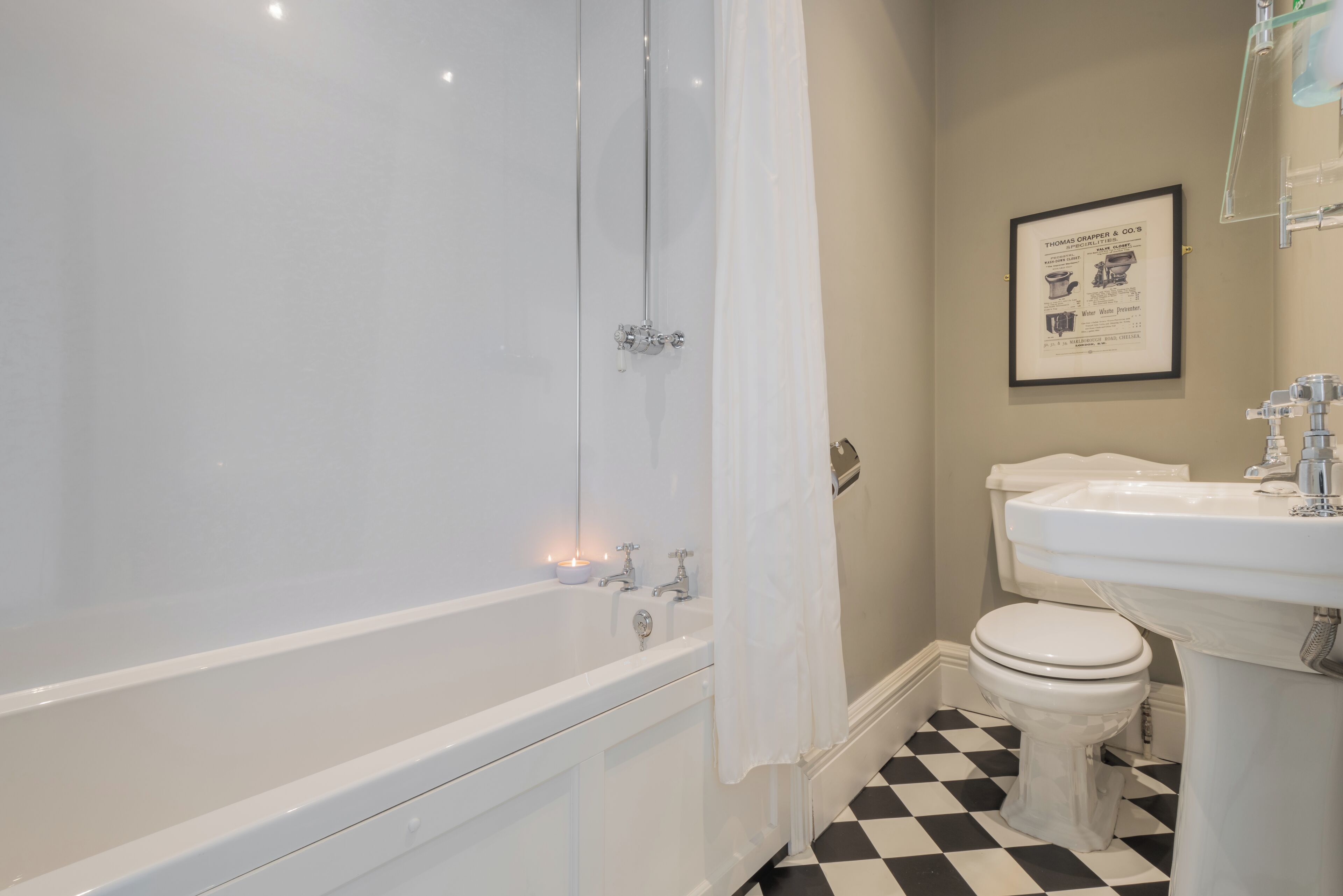 Douche, serviettes fournies, savon, papier toilette