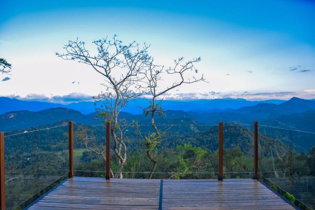 Una terraza de madera con vistas a un paisaje montañoso.