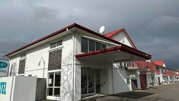 المنشأة من الخارج