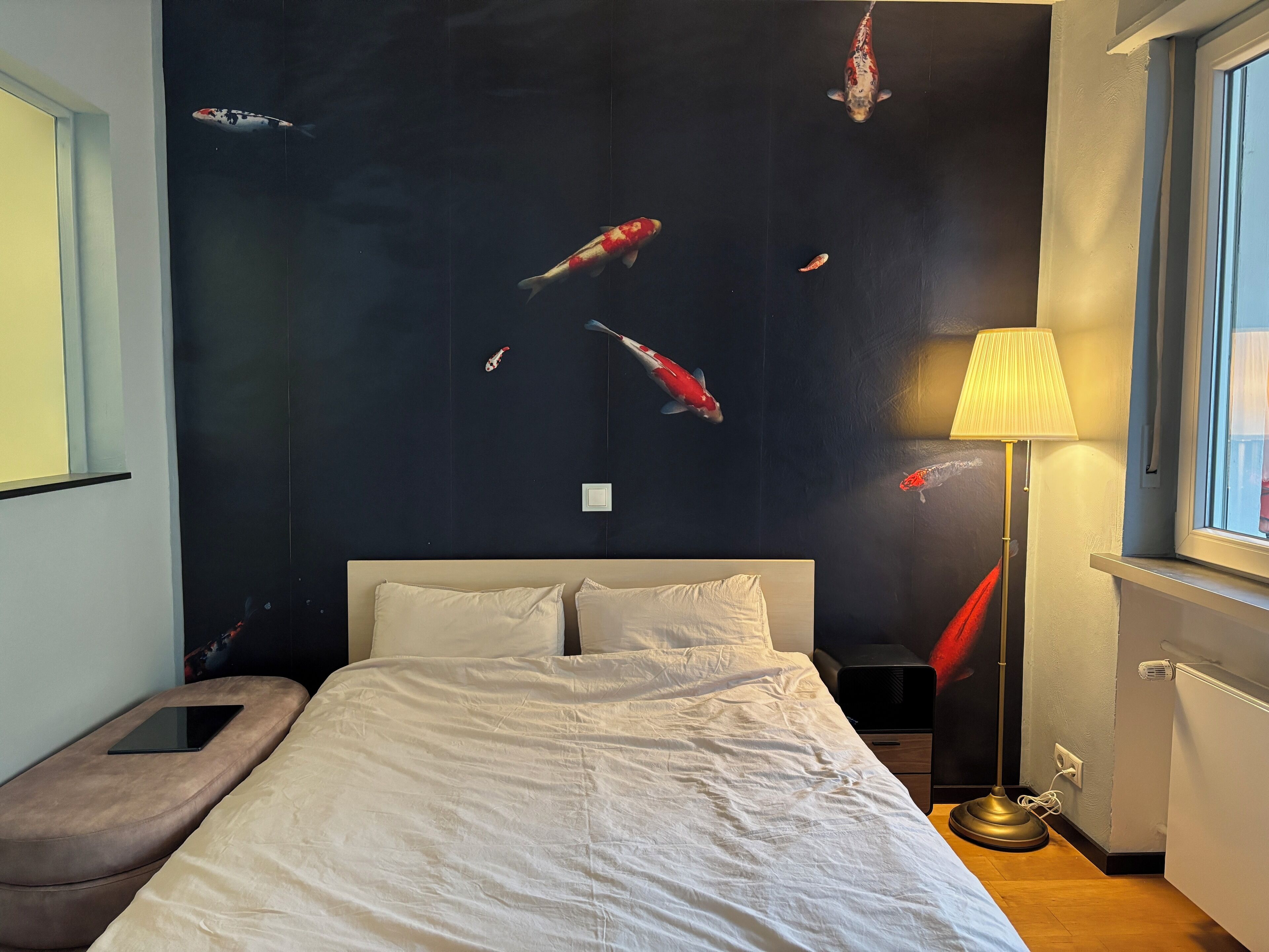 1 soverom, skrivebord, strykejern/-brett og reiseseng for barn