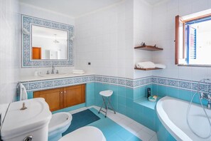 Shower, hair dryer, bidet, towels - Casa Cinzia Suite (Vico Equense)