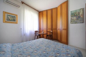 Een strijkplank/strijkijzer, gratis wifi, beddengoed