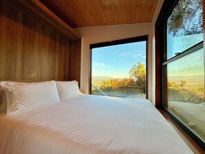 WiFi, bed sheets - Sanctuary Modern Tiny Home, Endless Panoramic Views, Hardwood Deck, Pool and Spa (Fallbrook)