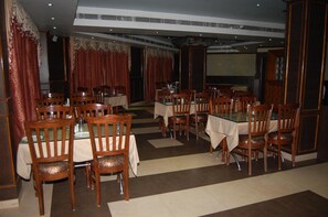 Dining - OYO Premium Nayapalli IRC Village (Bhubaneshwar)